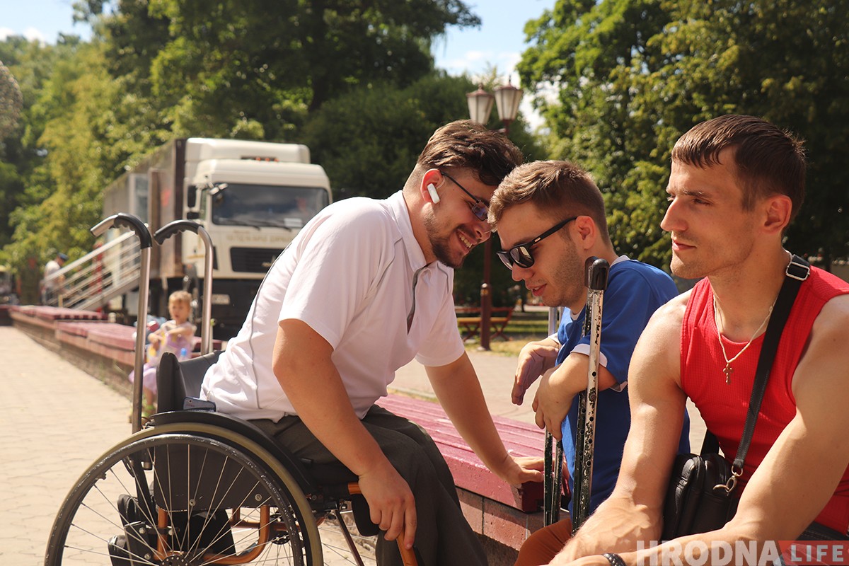 "Усё вернецца ў іншым фармаце". Дзяўчына на вазку зняла фотагісторыю пра хлопца-вазочніка