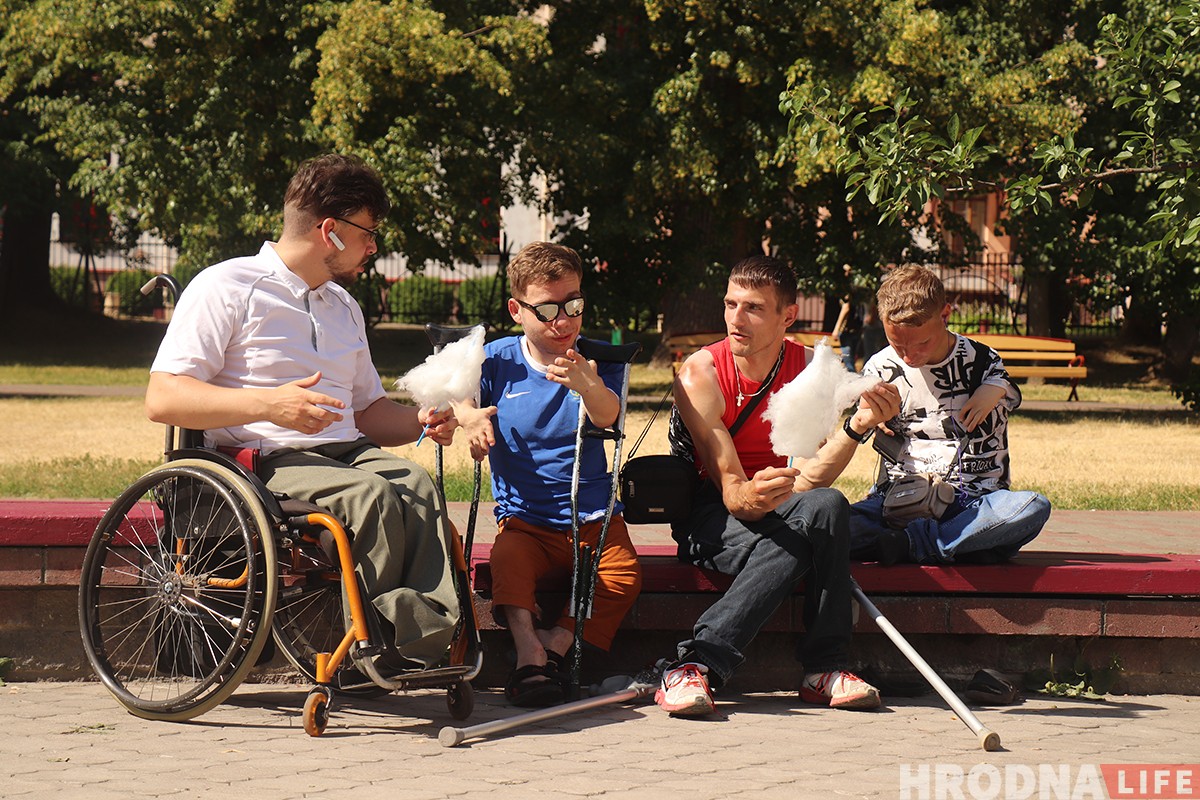 "Усё вернецца ў іншым фармаце". Дзяўчына на вазку зняла фотагісторыю пра хлопца-вазочніка