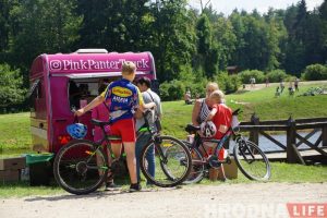 Дзіцячая мара прывяла ў бізнес. Фудтрак  «Ружовая пантэра» частавала «Суседзяў» марозівам і не толькі