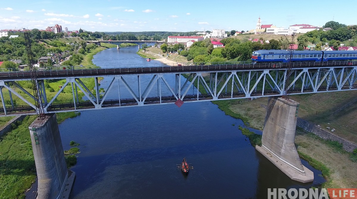 Сярэднявечная ладдзя прыплыла ў Гродна пад музыку дуды (+дрон-відэа)