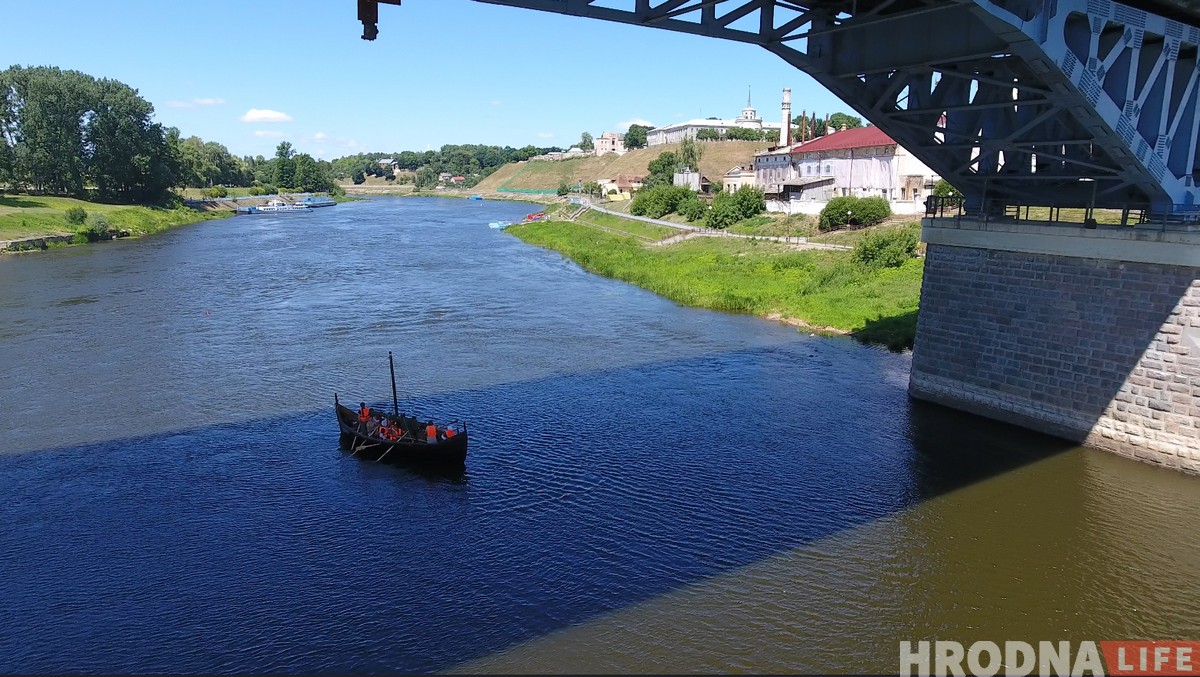 Сярэднявечная ладдзя прыплыла ў Гродна пад музыку дуды (+дрон-відэа)