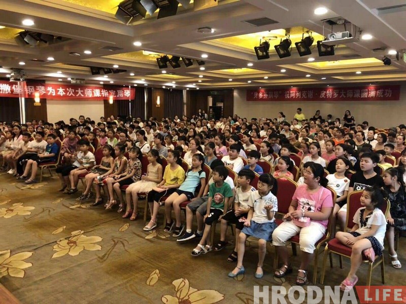 Шаўковы шлях да музыкі. Піяніст з Гродна выкладае ў Кітаі, а кітайскія музыкі спяваюць "Купалінку"