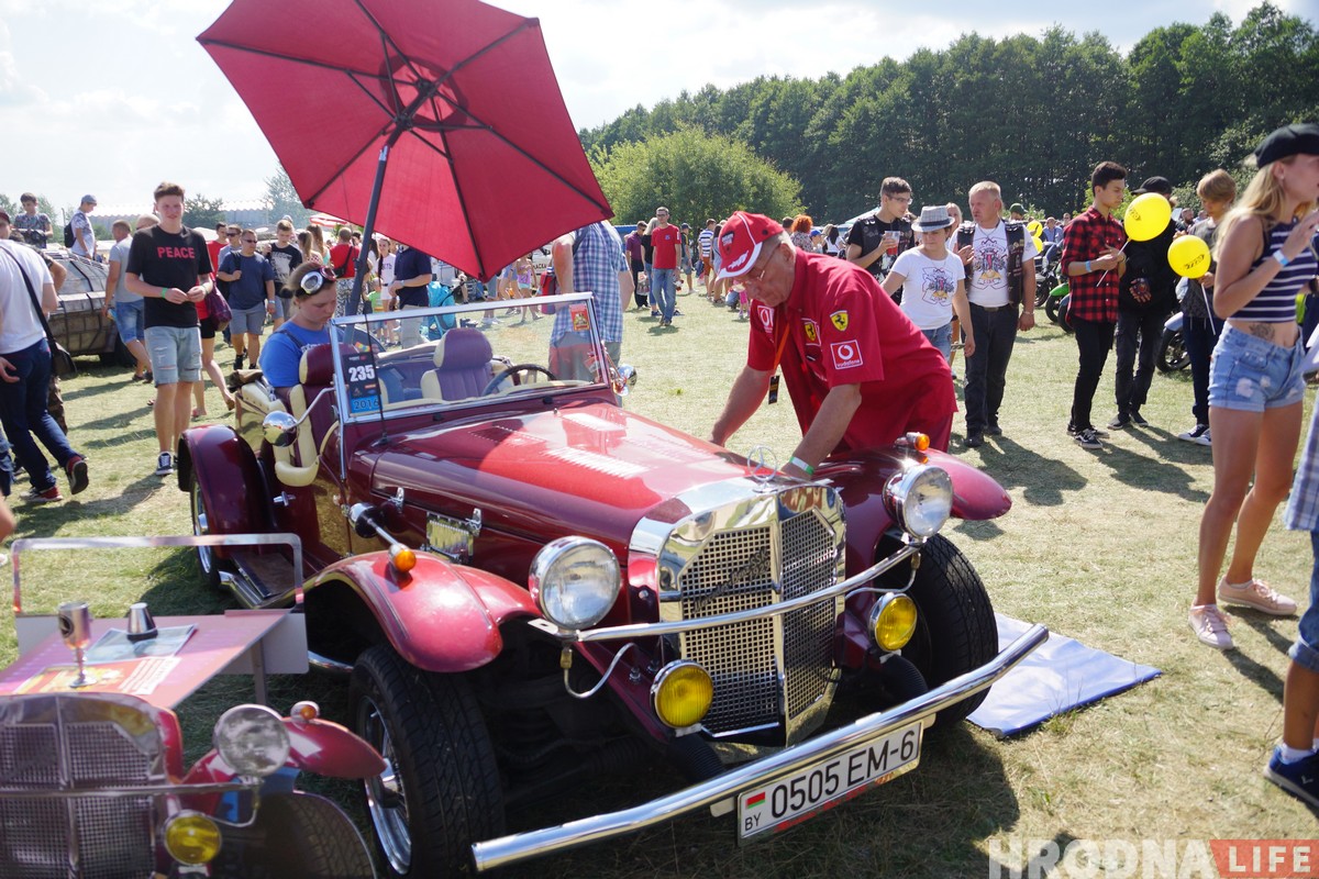 SunDay 2018: Гродненцы хвалили машины, соревновались в конкурсах и делали селфи (фото)
