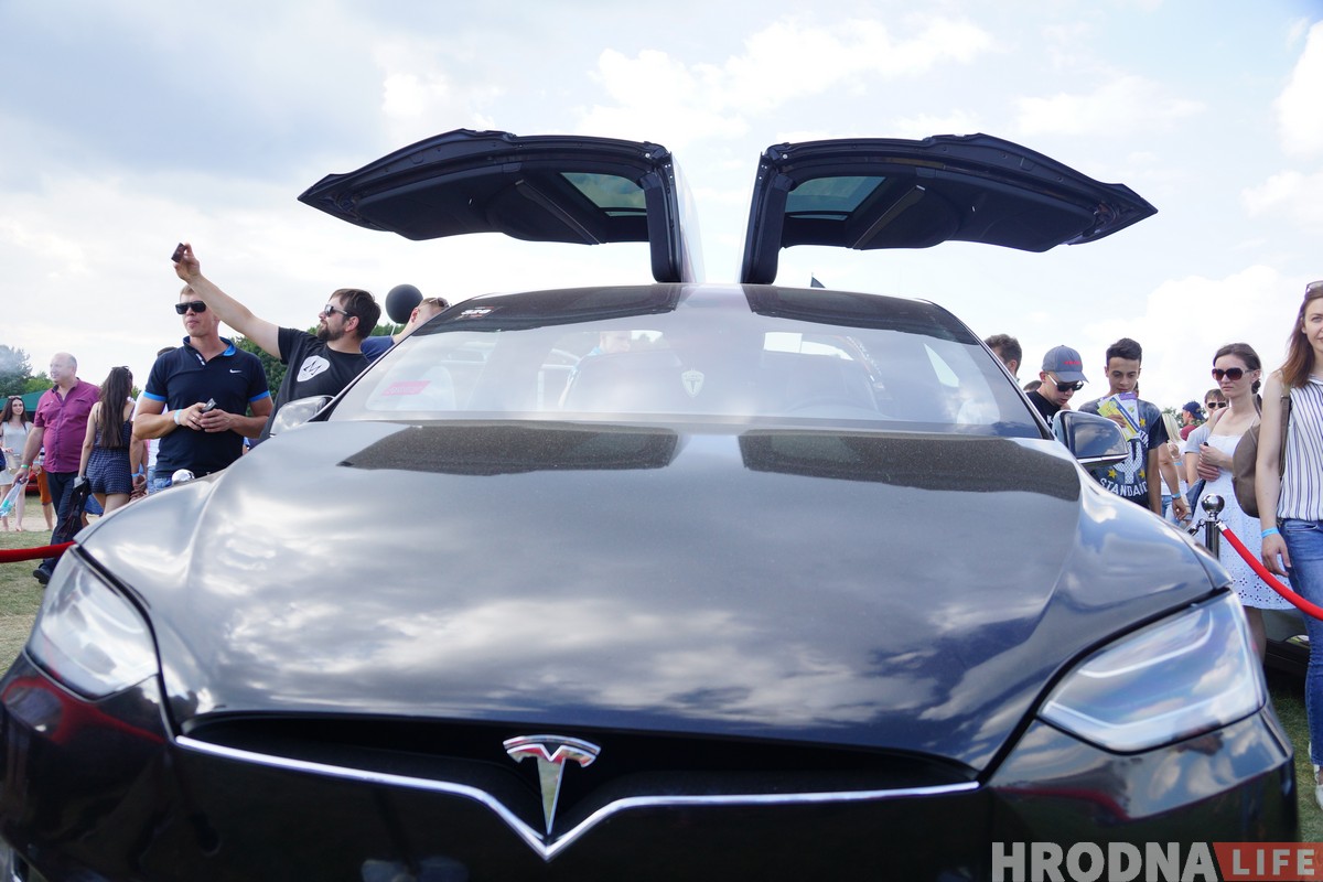 SunDay 2018: Гродненцы хвалили машины, соревновались в конкурсах и делали селфи (фото)