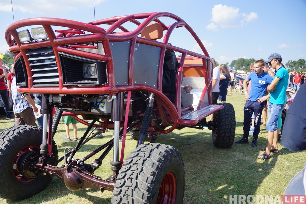 SunDay 2018: Гродненцы хвалили машины, соревновались в конкурсах и делали селфи (фото)