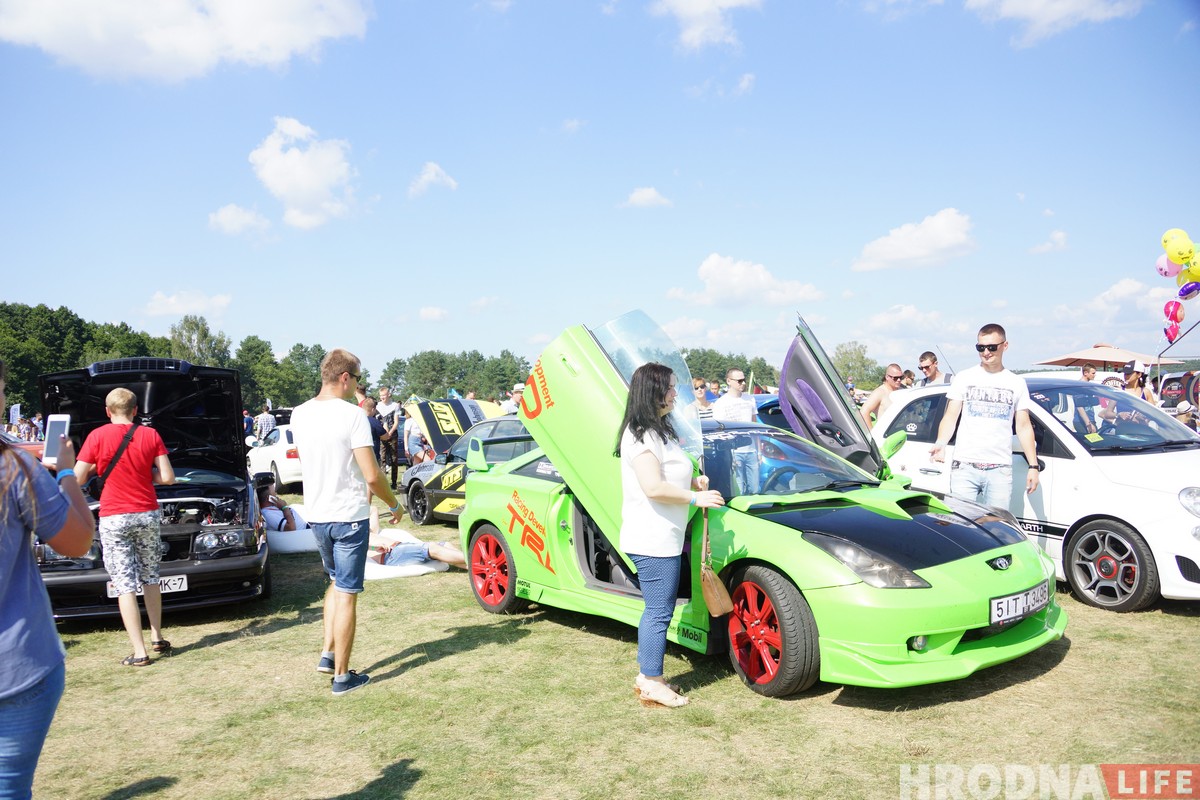 SunDay 2018: Гродненцы хвалили машины, соревновались в конкурсах и делали селфи (фото)