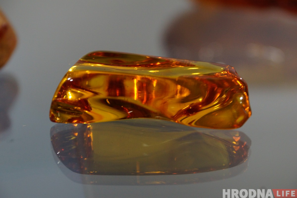 Золата Балтыкі ў 200 адценнях. Выстава бурштыну з Калінінграда адкрылася ў Гродне