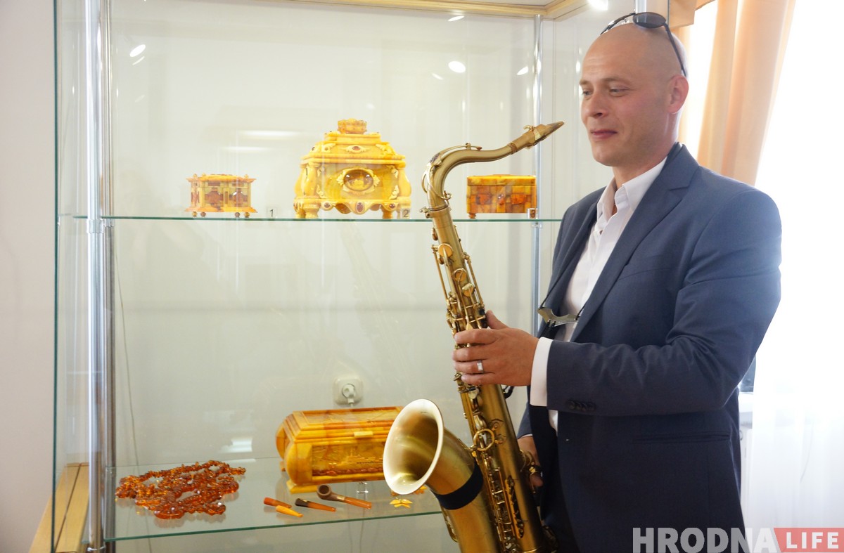 Золата Балтыкі ў 200 адценнях. Выстава бурштыну з Калінінграда адкрылася ў Гродне