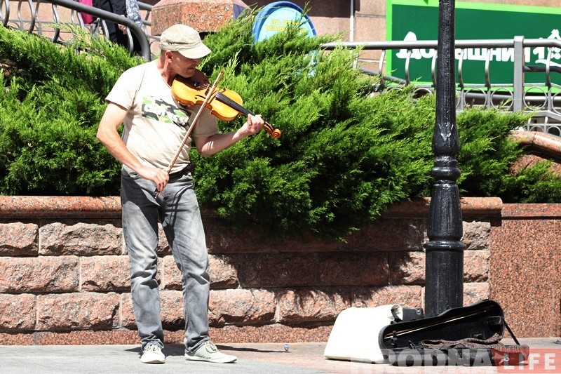 «З шапкай хадзіць не прынята». Вулічны музыка з Полацка, які аб'ехаў усю Еўропу, зазірнуў у Гродна