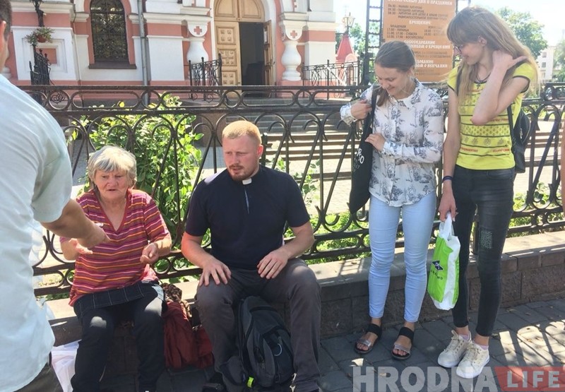 Гродненская молодежь на улицах города поделилась едой с бедными и бездомными