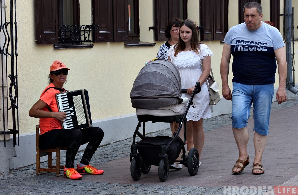 "У мяне ўсё ад душы". Баяністка Лена пра вулічную музыку, канкурэнцыю і "шапачнікаў"