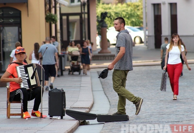 Памочнікі вулічных музыкаў у Гродне паказалі, на што збіраюць грошы
