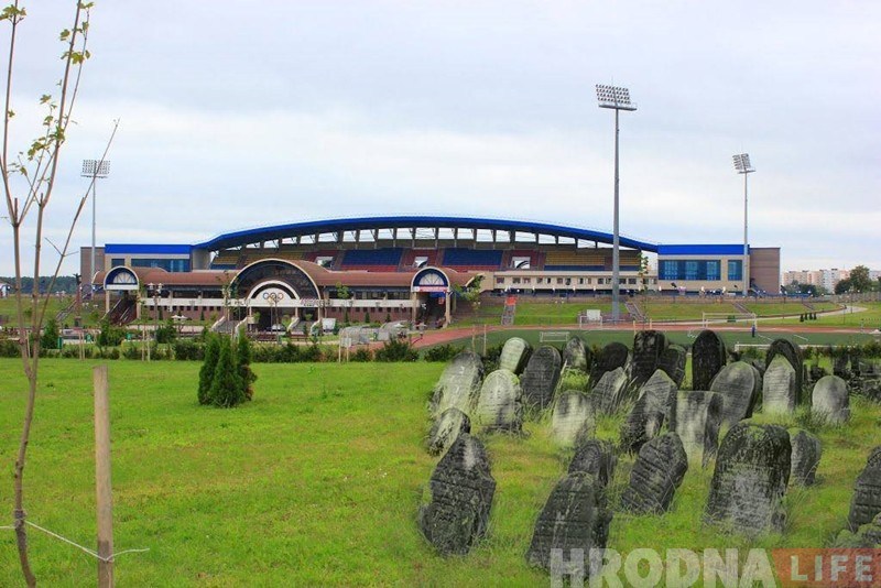 "З разуменнем да мінулага свайго горада". Валанцёры перанеслі знойдзеныя ў Гараднічанцы мацэвы пад сінагогу