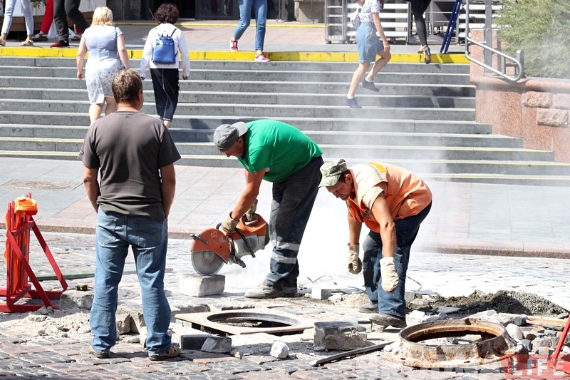 В Гродно продолжают менять советские люки на современные с гербом города