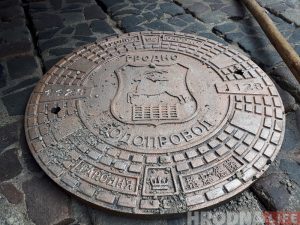 У Гродне працягваюць мяняць савецкія люкі на сучасныя з гербам горада У Гродне працягваюць мяняць савецкія люкі на сучасныя з гербам горада