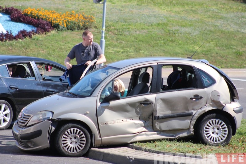 На Горкага сур'ёзнае ДТЗ. Пасажыр адной з машын вылецеў праз бакавое шкло