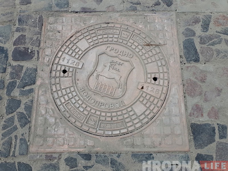 В Гродно продолжают менять советские люки на современные с гербом города