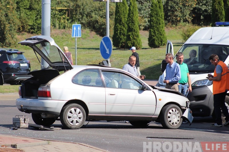 На Горкага сур'ёзнае ДТЗ. Пасажыр адной з машын вылецеў праз бакавое шкло