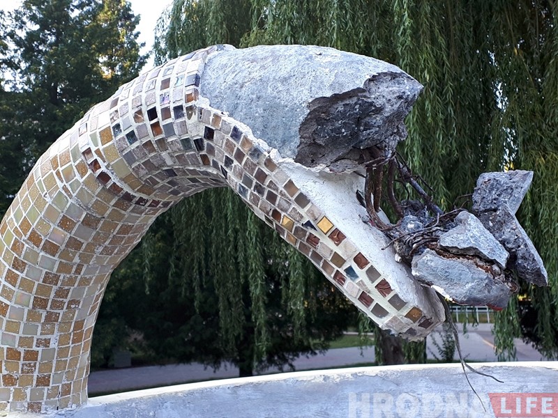 Быццам кувалдай білі: нехта пашкодзіў фантан ля Гродзенскага медуніверсітэта Быццам кувалдай білі: нехта пашкодзіў фантан ля Гродзенскага медуніверсітэта