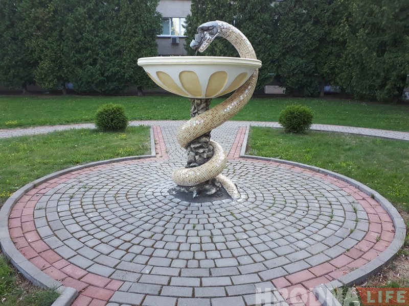 Быццам кувалдай білі: нехта пашкодзіў фантан ля Гродзенскага медуніверсітэта Быццам кувалдай білі: нехта пашкодзіў фантан ля Гродзенскага медуніверсітэта