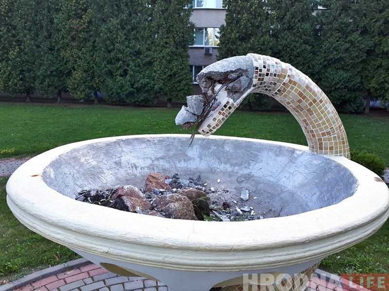 Быццам кувалдай білі: нехта пашкодзіў фантан ля Гродзенскага медуніверсітэта Быццам кувалдай білі: нехта пашкодзіў фантан ля Гродзенскага медуніверсітэта