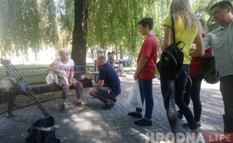 Гродненская молодежь на улицах города поделилась едой с бедными и бездомными