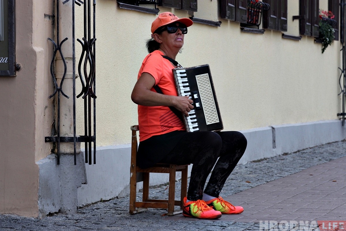 "У мяне ўсё ад душы". Баяністка Лена пра вулічную музыку, канкурэнцыю і "шапачнікаў"