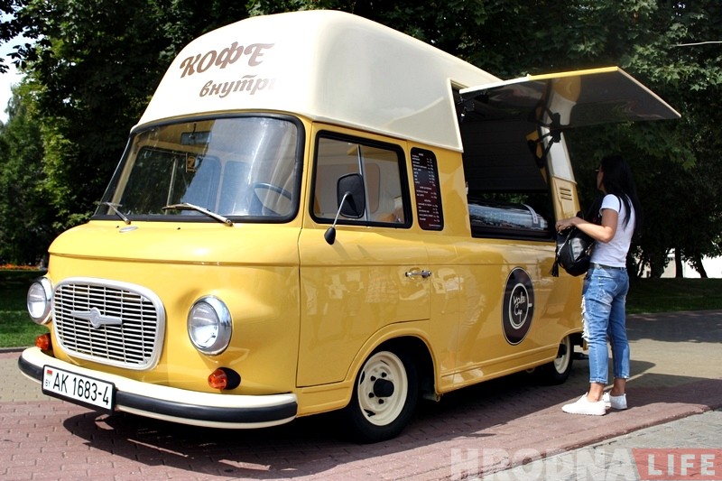 Ещё один фудтрак: гродненцы восстановили старый фургон и продают там напитки