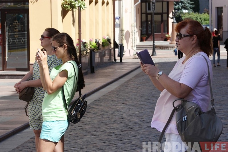 «З шапкай хадзіць не прынята». Вулічны музыка з Полацка, які аб'ехаў усю Еўропу, зазірнуў у Гродна