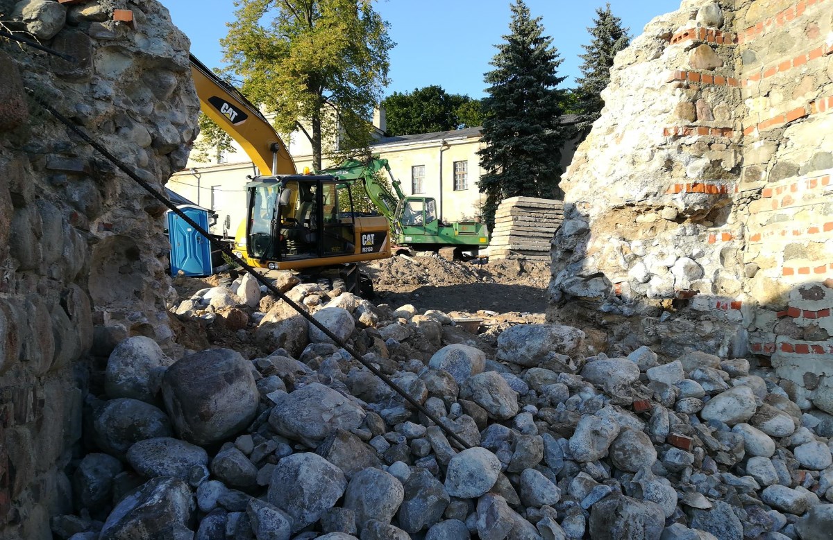 У Гродне з адбойнікам разабралі фрагмент «сцяны Вітаўта» ў Старым замку