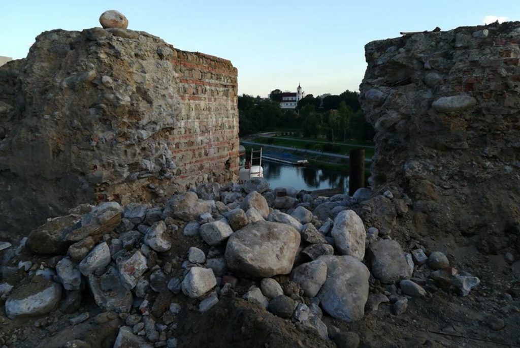 У Гродне з адбойнікам разабралі фрагмент «сцяны Вітаўта» ў Старым замку