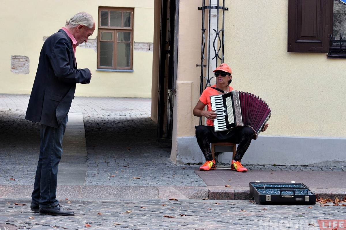 "У мяне ўсё ад душы". Баяністка Лена пра вулічную музыку, канкурэнцыю і "шапачнікаў"