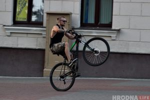 Глядзі, што робіць! Гродзенец катаецца на адным коле і ўжо праехаў усю Савецкую