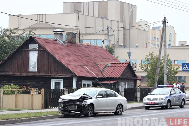 На праспекце Касманаўтаў Mitsubishi пасля аварыі адляцела ў плот жылога дома