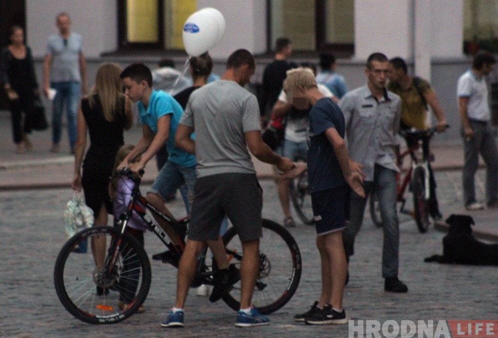 Навінка лета: у цэнтры Гродна падлеткі рэгулярна просяць грошы на ежу і гіраскутар