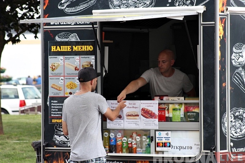 "Кажуць, прычэп псуе выгляд Гродна". Уладальнікі пра фудтрак "Сябры"