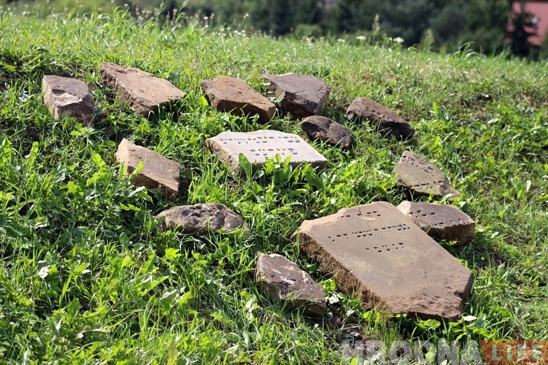 "З разуменнем да мінулага свайго горада". Валанцёры перанеслі знойдзеныя ў Гараднічанцы мацэвы пад сінагогу