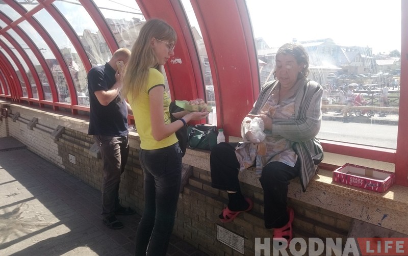 Гродненская молодежь на улицах города поделилась едой с бедными и бездомными