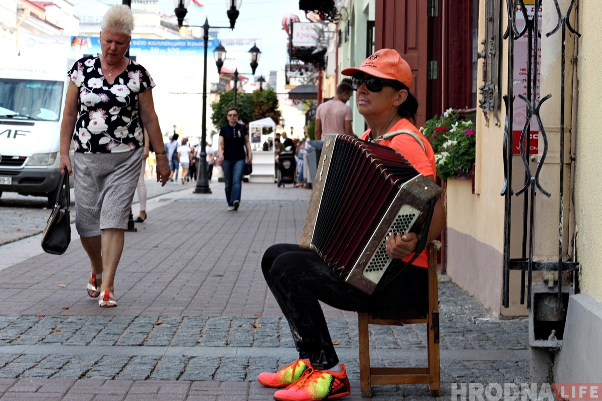 "У мяне ўсё ад душы". Баяністка Лена пра вулічную музыку, канкурэнцыю і "шапачнікаў"