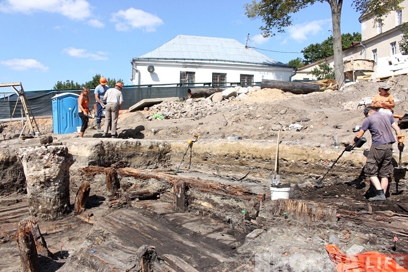 Падчас раскопак на Старым замку знайшлі рэшткі драўляных пабудоў XIV стагоддзя