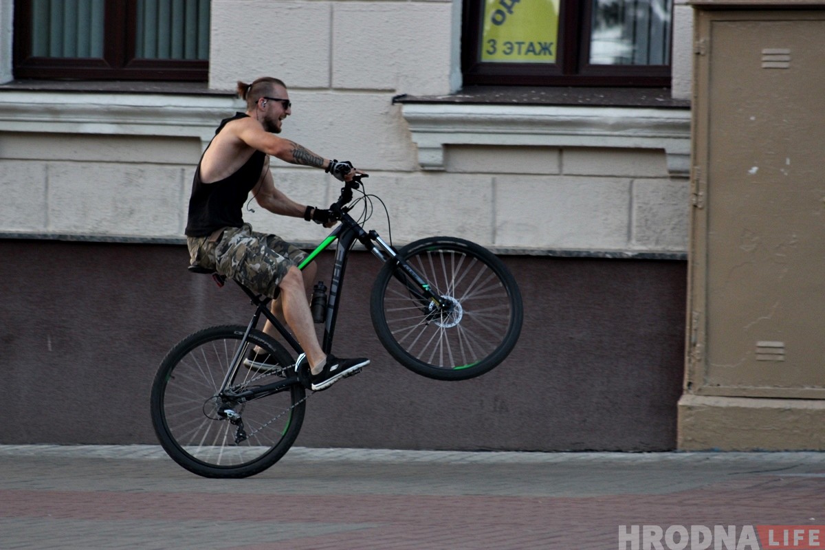 Глядзі, што робіць! Гродзенец катаецца на адным коле і ўжо праехаў усю Савецкую
