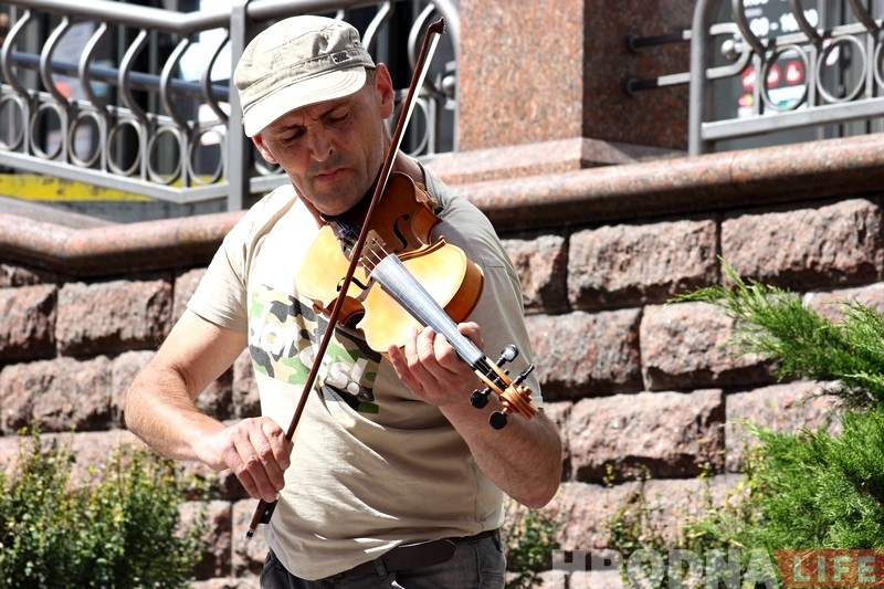 «З шапкай хадзіць не прынята». Вулічны музыка з Полацка, які аб'ехаў усю Еўропу, зазірнуў у Гродна