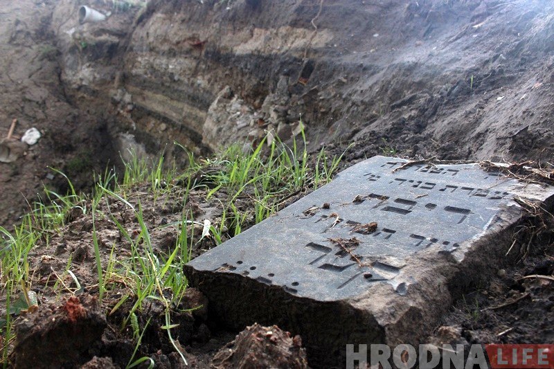 Ля абрынутага берага Гараднічанкі зноў знаходзяць яўрэйскія надмагільныя пліты