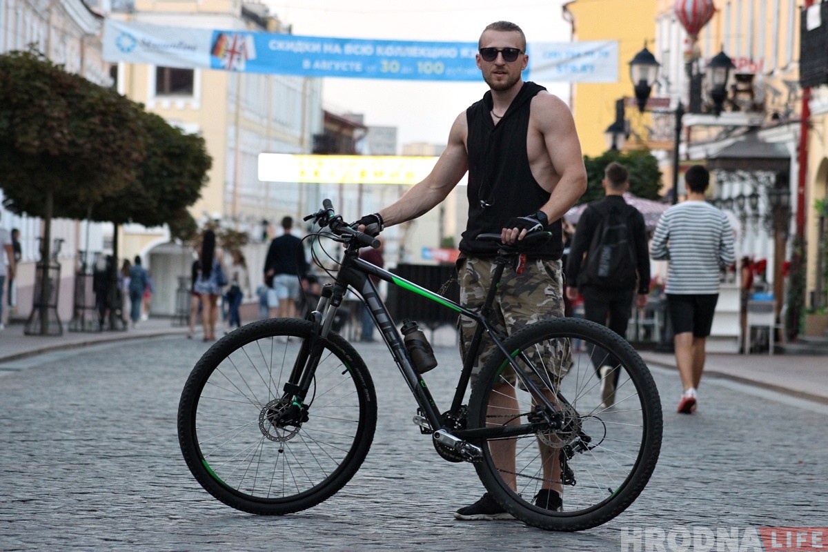 Глядзі, што робіць! Гродзенец катаецца на адным коле і ўжо праехаў усю Савецкую