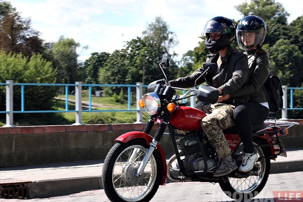 Каб прыехаць у Гродна пара з Расіі на савецкім матацыкле «Мінск» пераадолела 2500 км