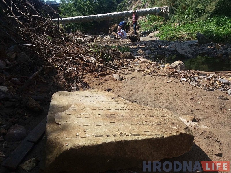 Ля абрынутага берага Гараднічанкі зноў знаходзяць яўрэйскія надмагільныя пліты