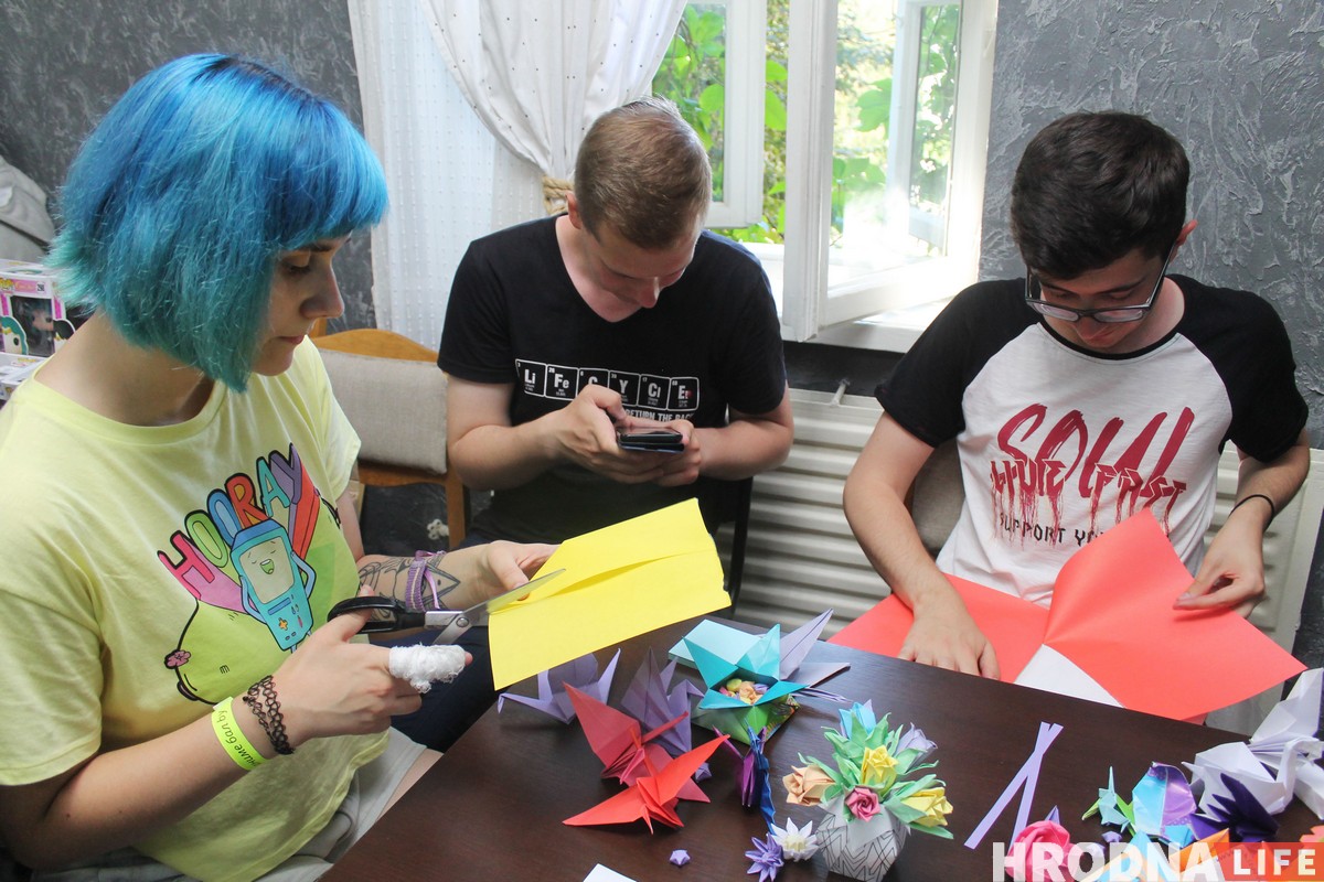 Прымерыць вушкі і пакаштаваць рамэн. Сотня гродзенцаў прыйшла на анімэ-бал