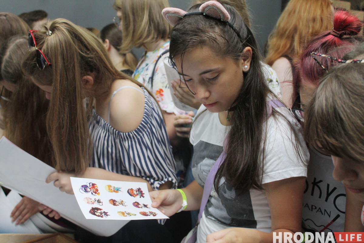 Прымерыць вушкі і пакаштаваць рамэн. Сотня гродзенцаў прыйшла на анімэ-бал