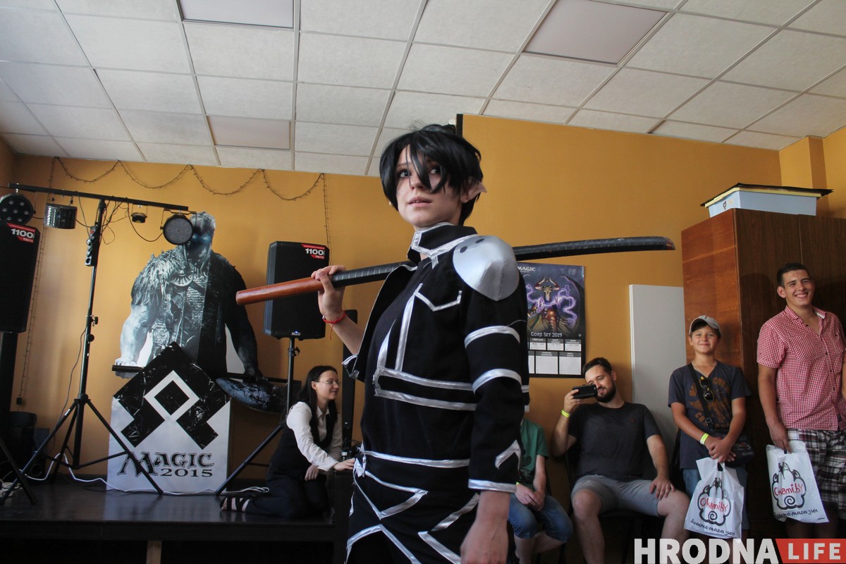 Прымерыць вушкі і пакаштаваць рамэн. Сотня гродзенцаў прыйшла на анімэ-бал