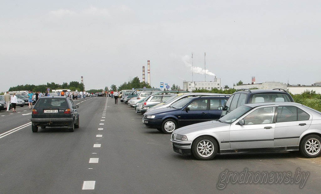 Ад ажыятажу 90-х да амаль пусткі сёння. Як існаваў і амаль знік гродзенскі аўтарынак